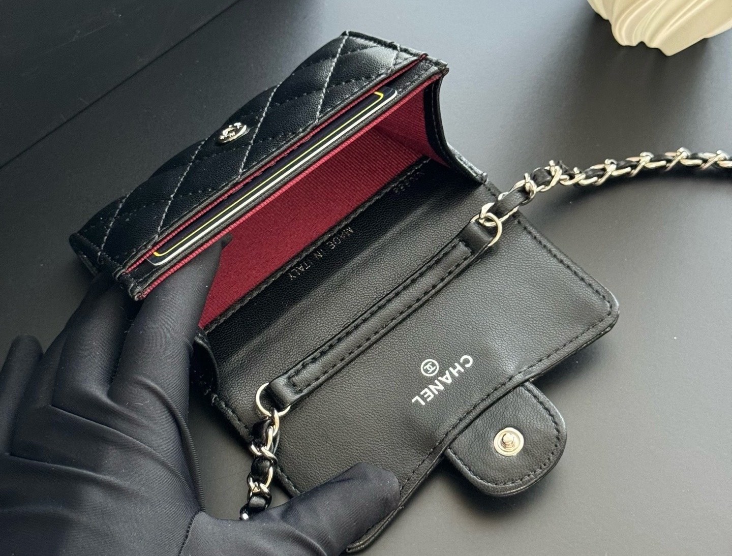 Chanel Portefeuille matelassé à chaîne