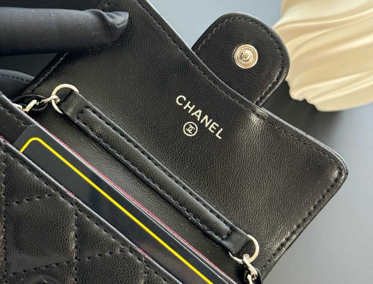 Chanel Portefeuille matelassé à chaîne