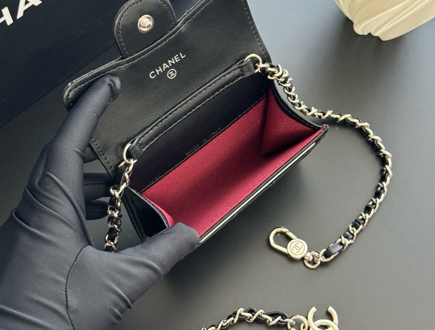 Chanel Portefeuille matelassé à chaîne