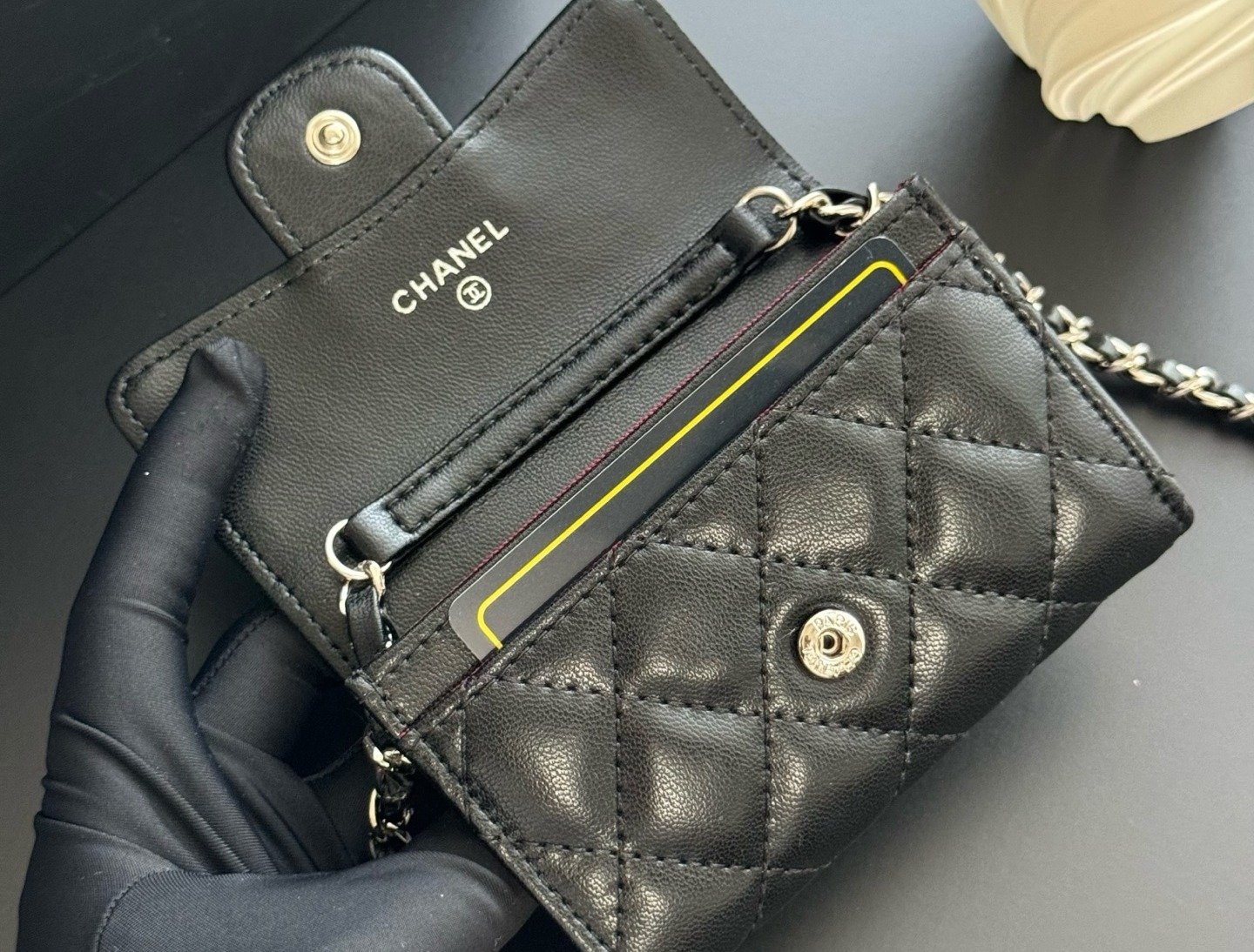 Chanel Portefeuille matelassé à chaîne