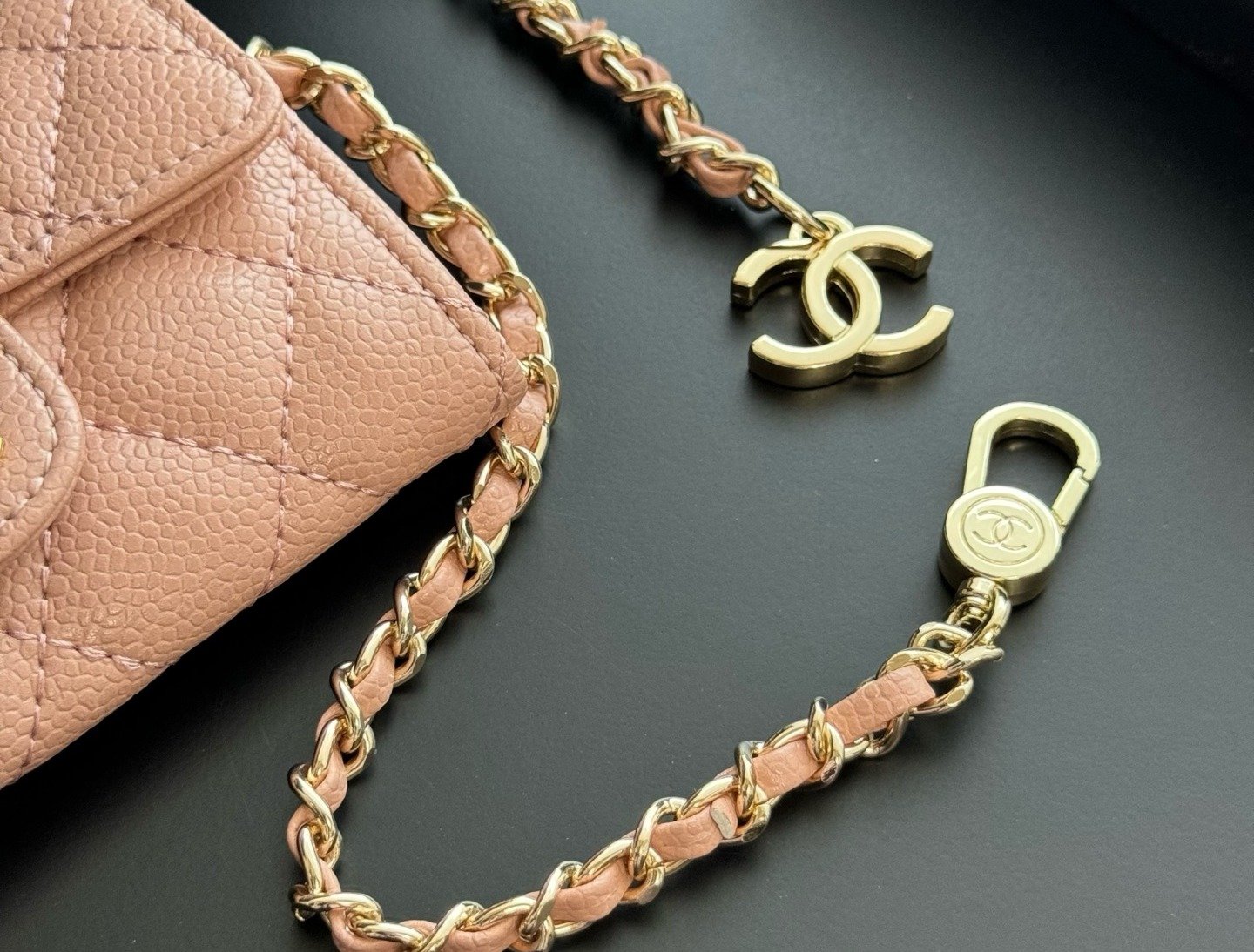 Chanel Portefeuille matelassé à chaîne