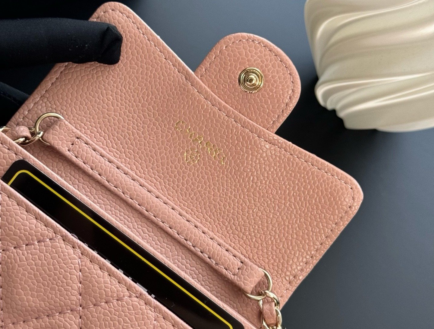 Chanel Portefeuille matelassé à chaîne