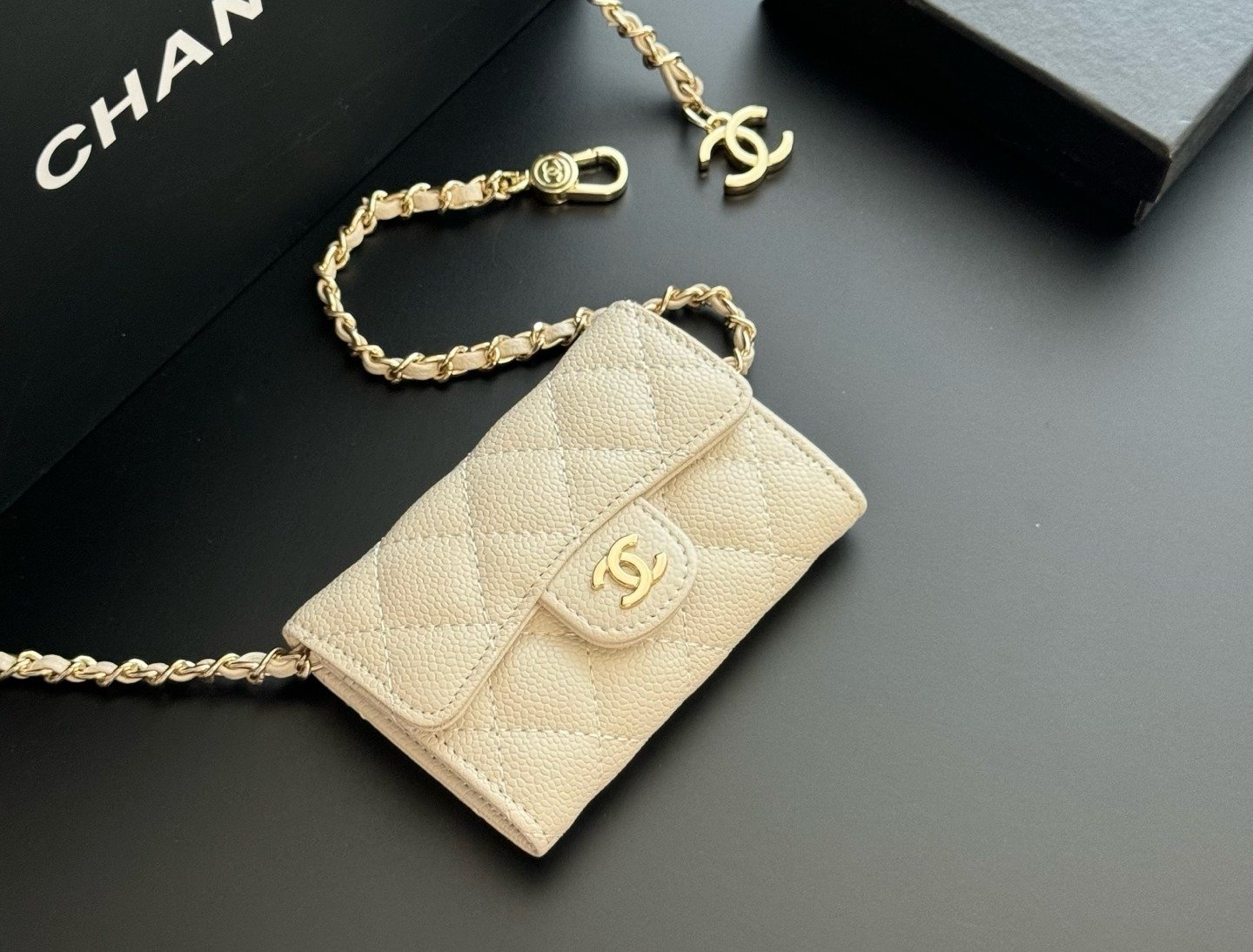 Chanel Portefeuille matelassé à chaîne