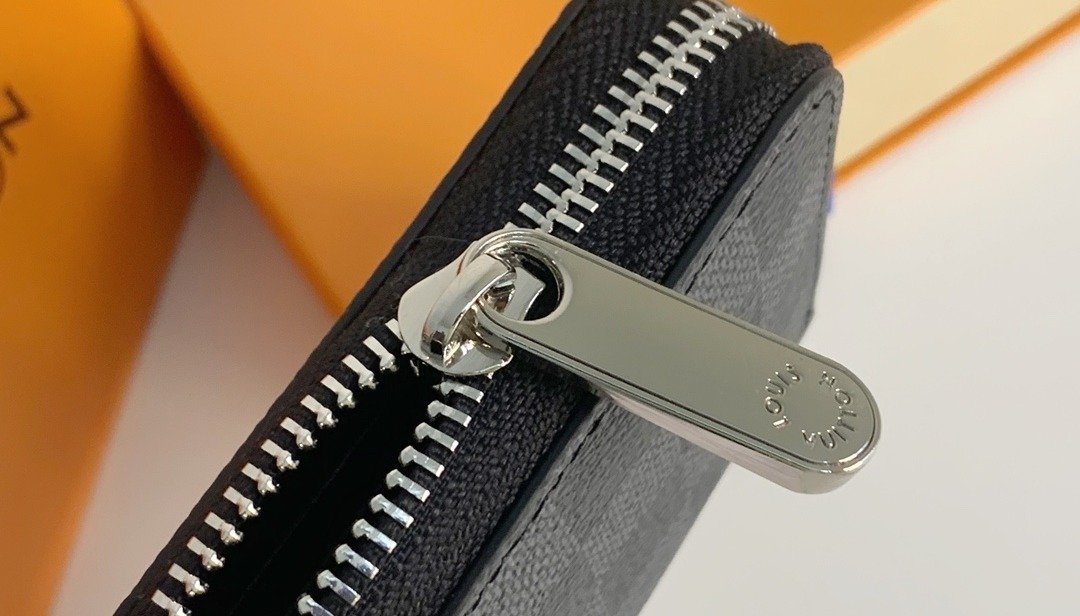 Louis Vuitton Portefeuille zippé monogramme