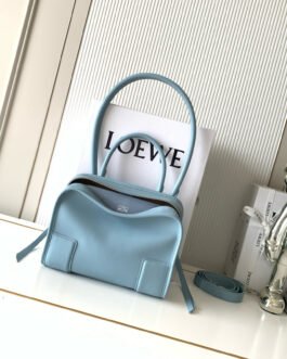 Loewe Amazona 180 – Bleu ciel – Cuir de veau – Petit format