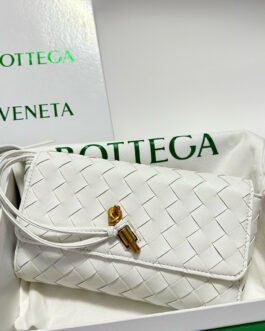 Bottega Veneta Clutch Andiamo – Blanc Sea Salt – Cuir Intrecciato – Moyen format