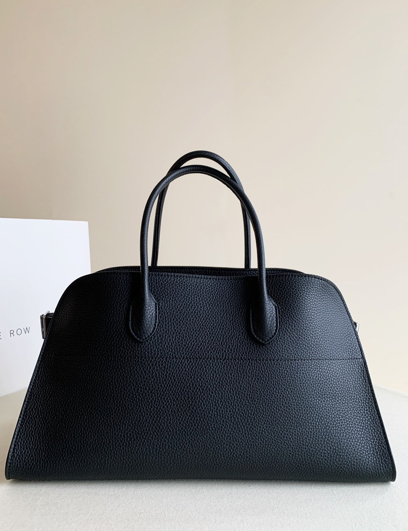 The Row Margaux 15 – Noir – Cuir grainé – Grand format