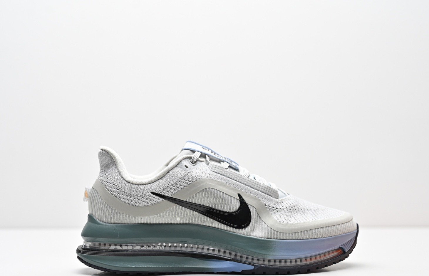 Nike Pegasus Premium – Blanc / Argent métallisé / Noir