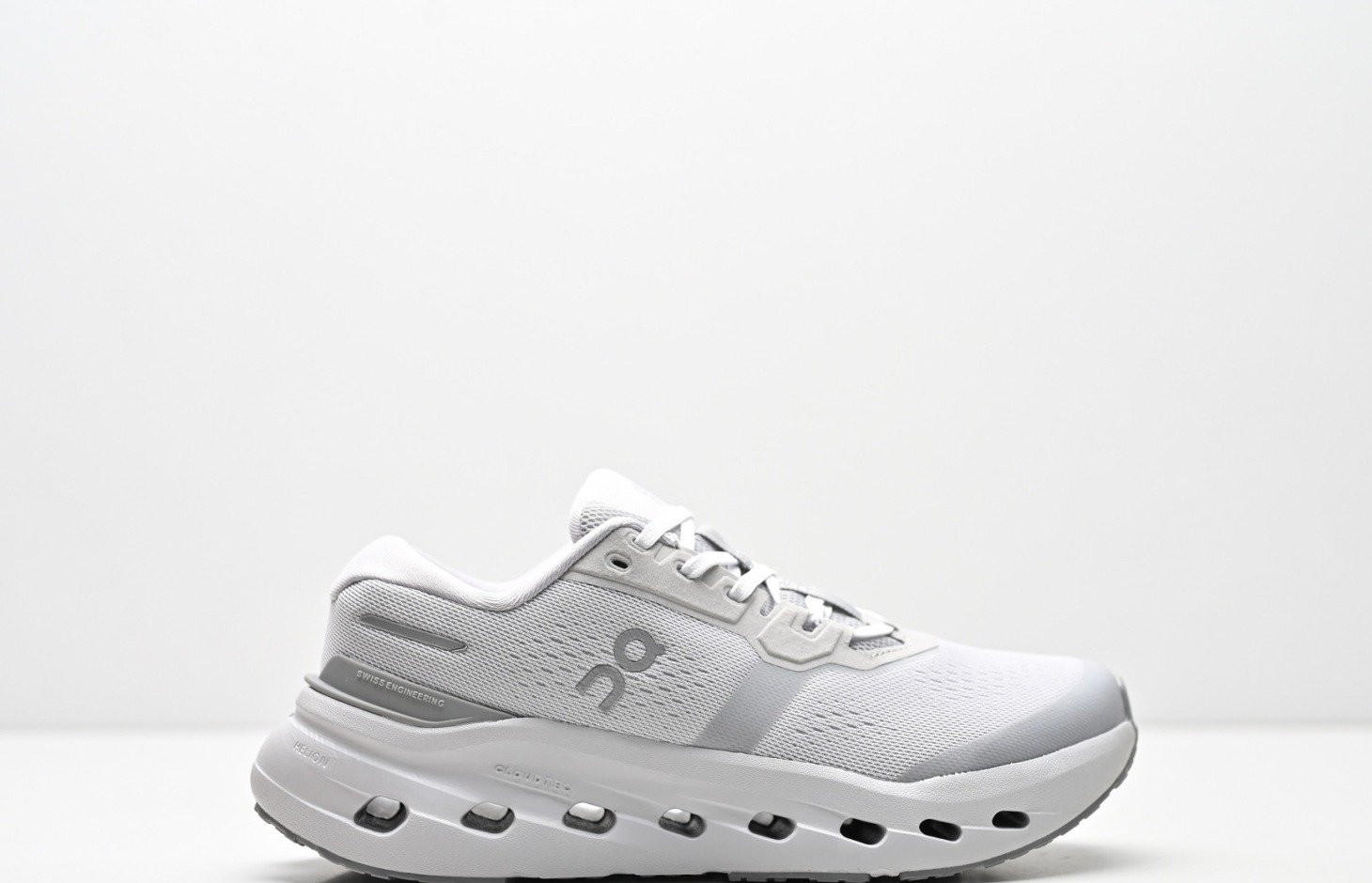 On Cloudrunner 2 – Gris / Blanc