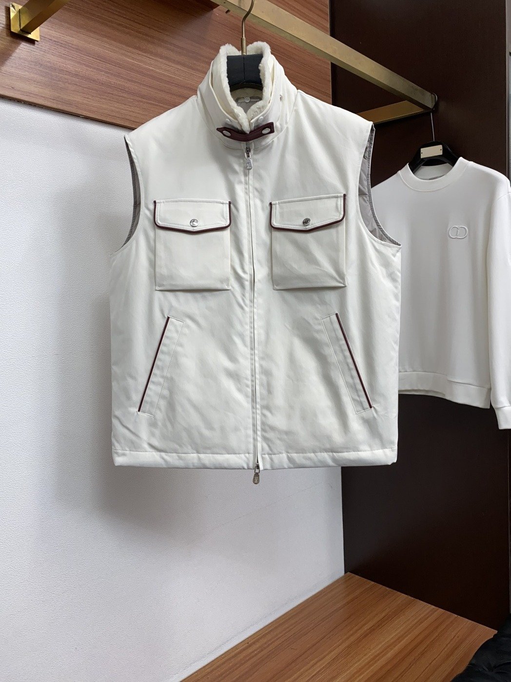 Brunello Cucinelli Gilet sans manches à poches plaquées et col shearling – sans manches – Ivoire, Noir, Gris anthracite…