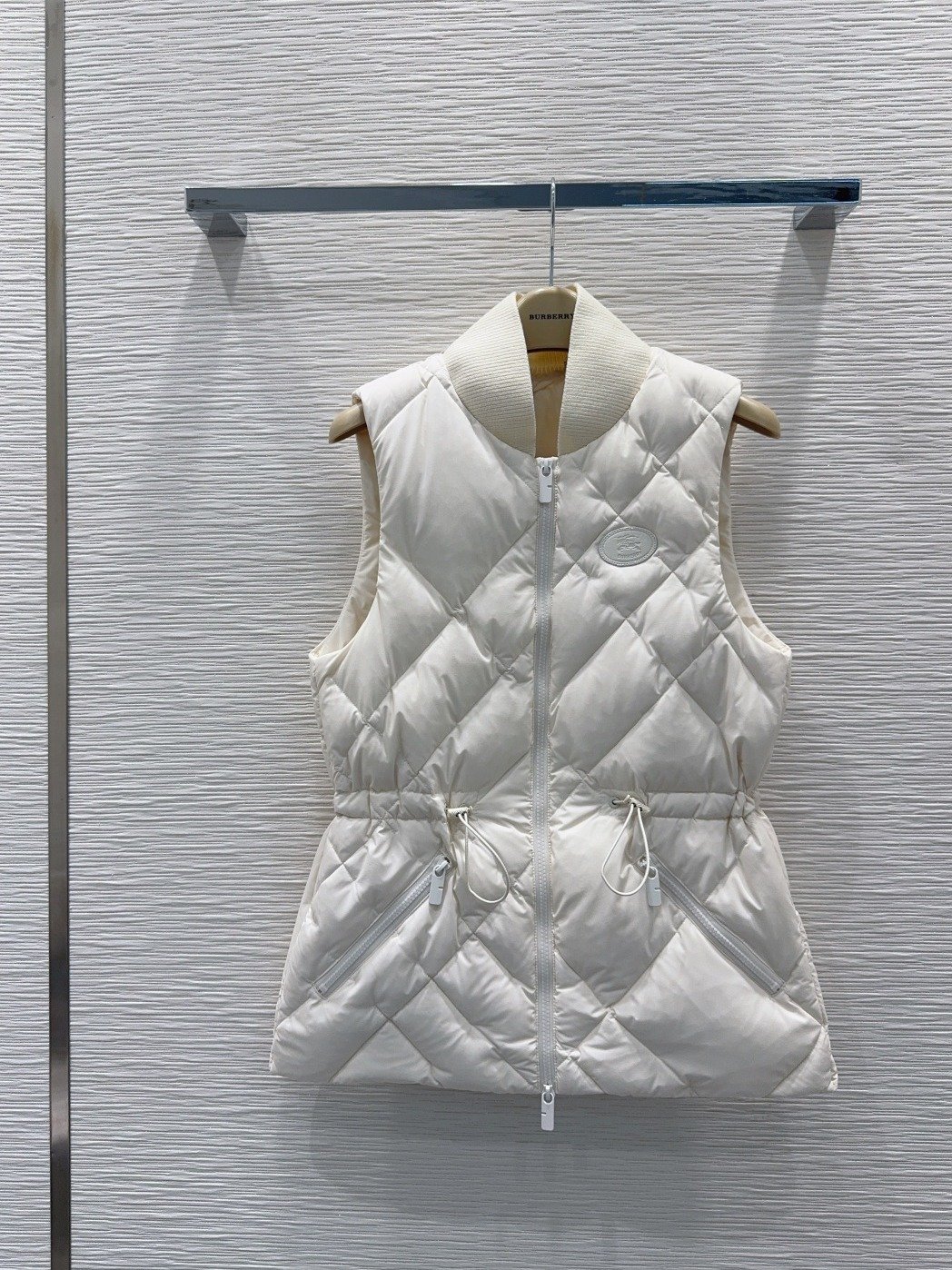 Burberry Gilet long sans manches matelassé losanges à taille coulissée – long / sans manches – Ivoire – Femme