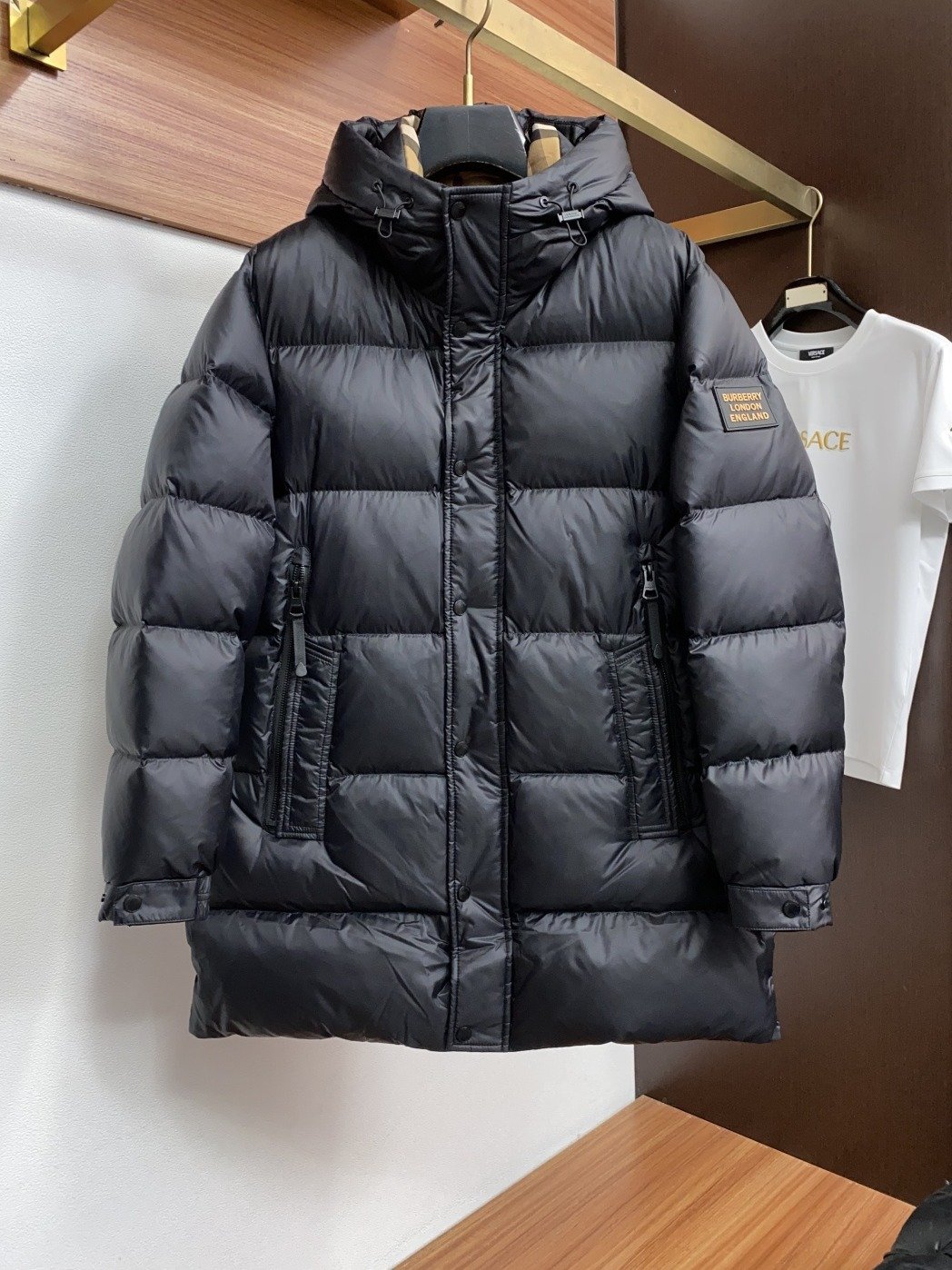 Burberry Hooded Puffer Jacket à capuche doublée Check – mi-long – Noir, Marron chocolat – Plusieurs coloris disponibles…