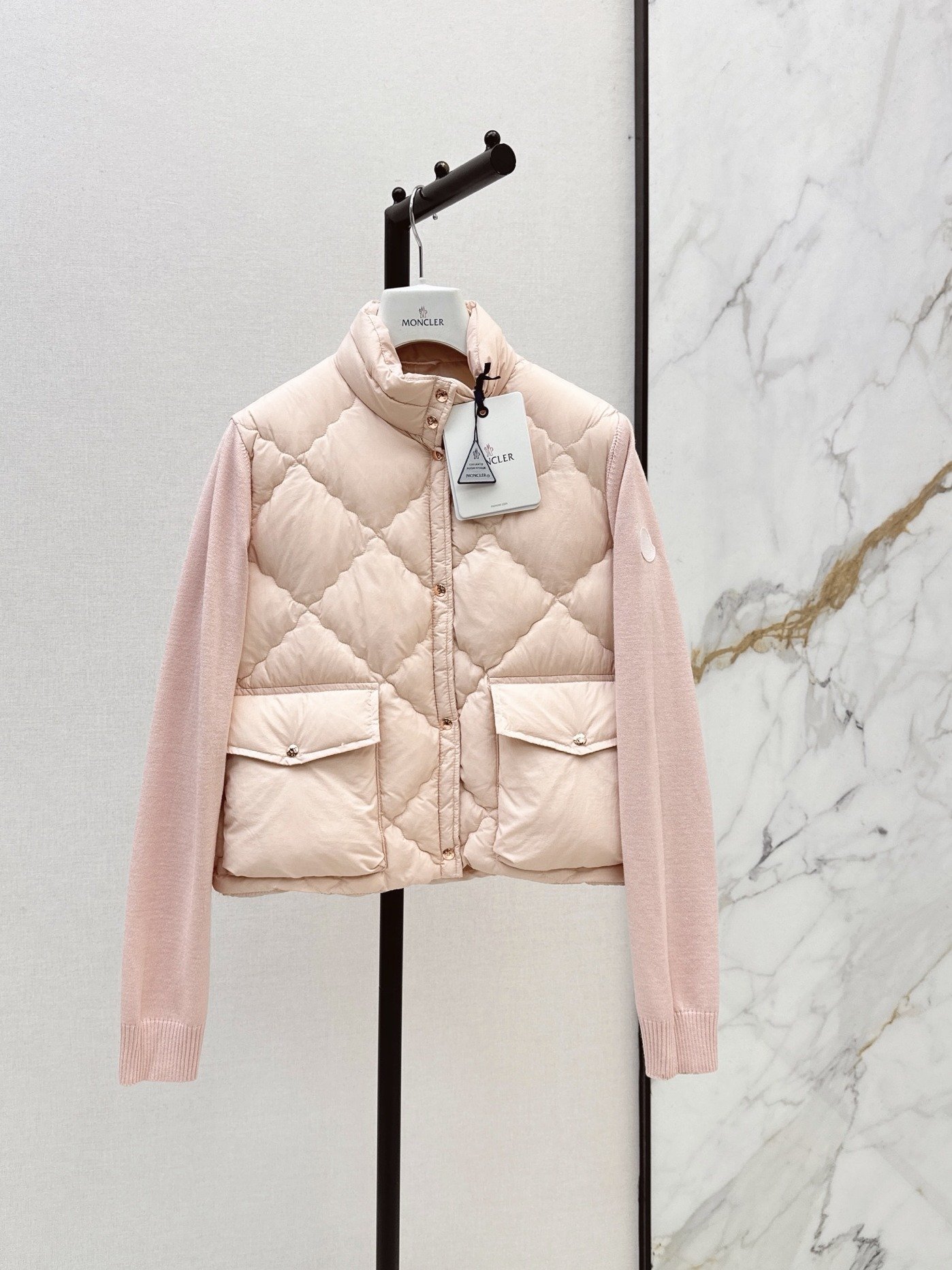 Burberry Veste hybride matelassée à losanges et manches maille EKD – court – Rose poudré – Femme