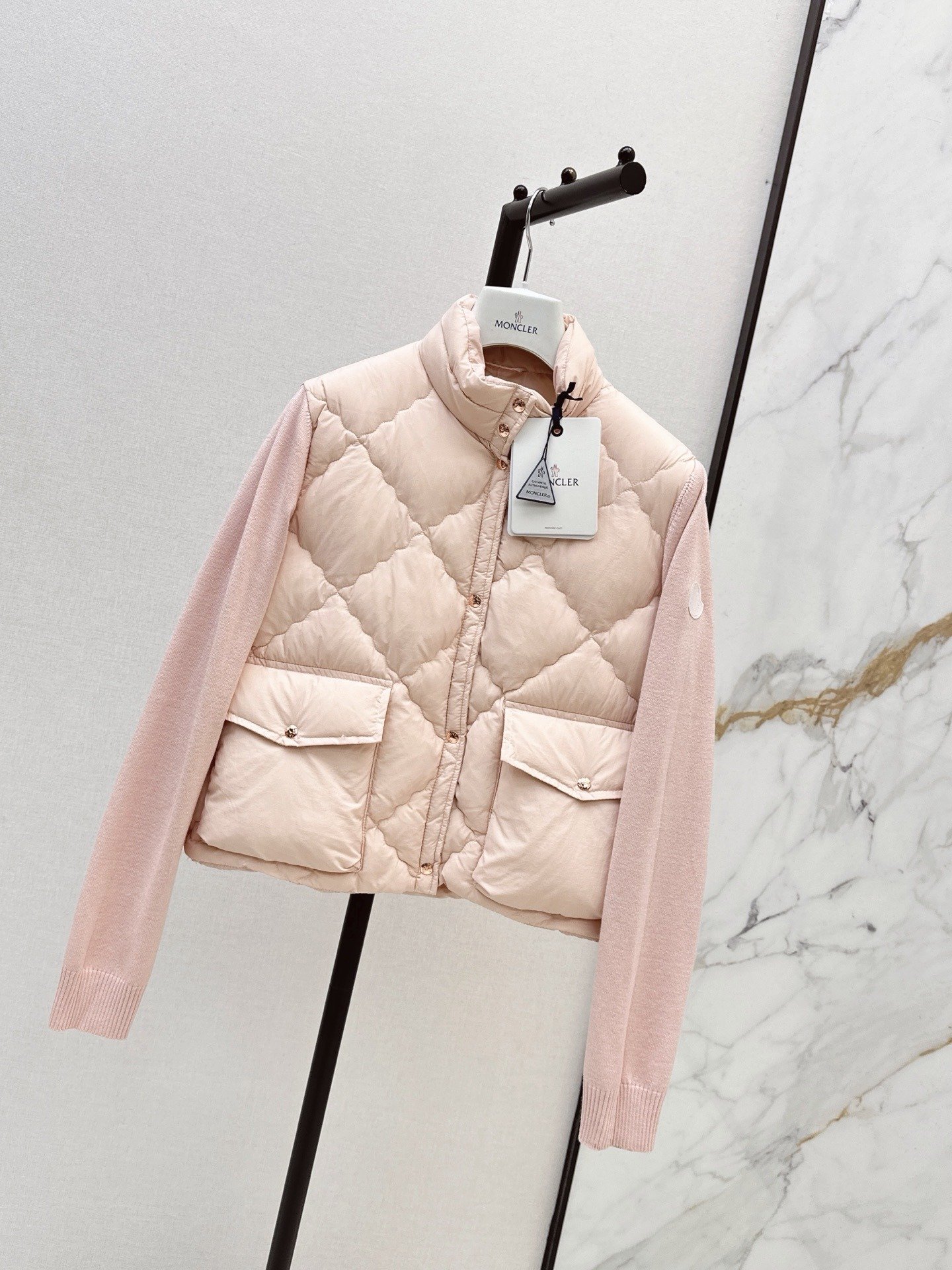 Burberry Veste hybride matelassée à losanges et manches maille EKD – court – Rose poudré – Femme