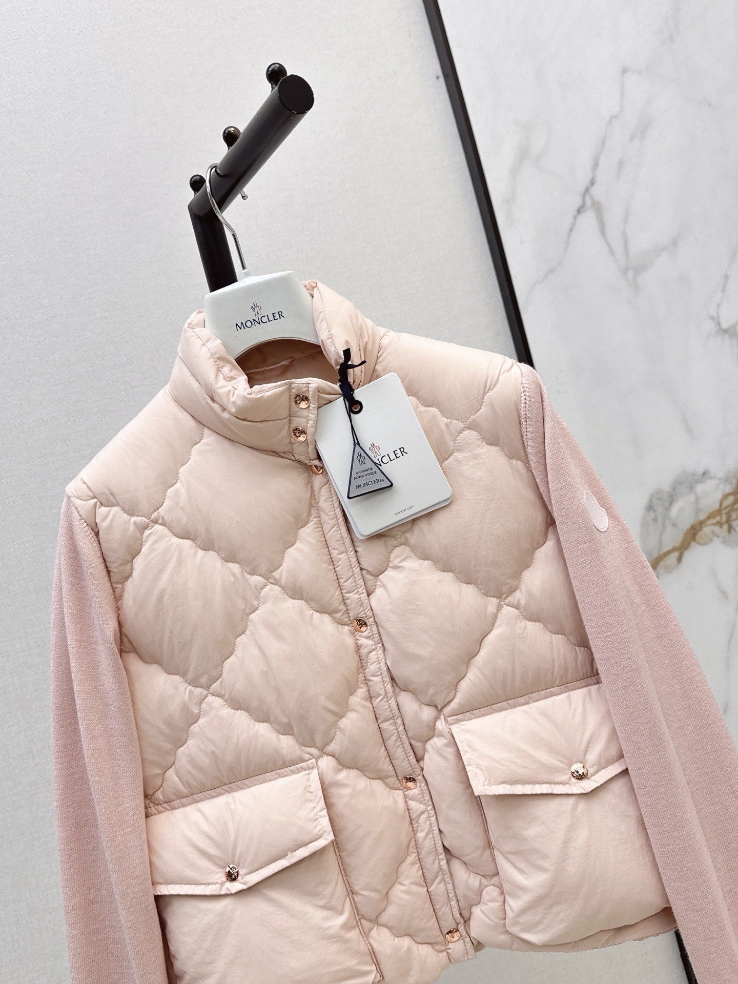 Burberry Veste hybride matelassée à losanges et manches maille EKD – court – Rose poudré – Femme