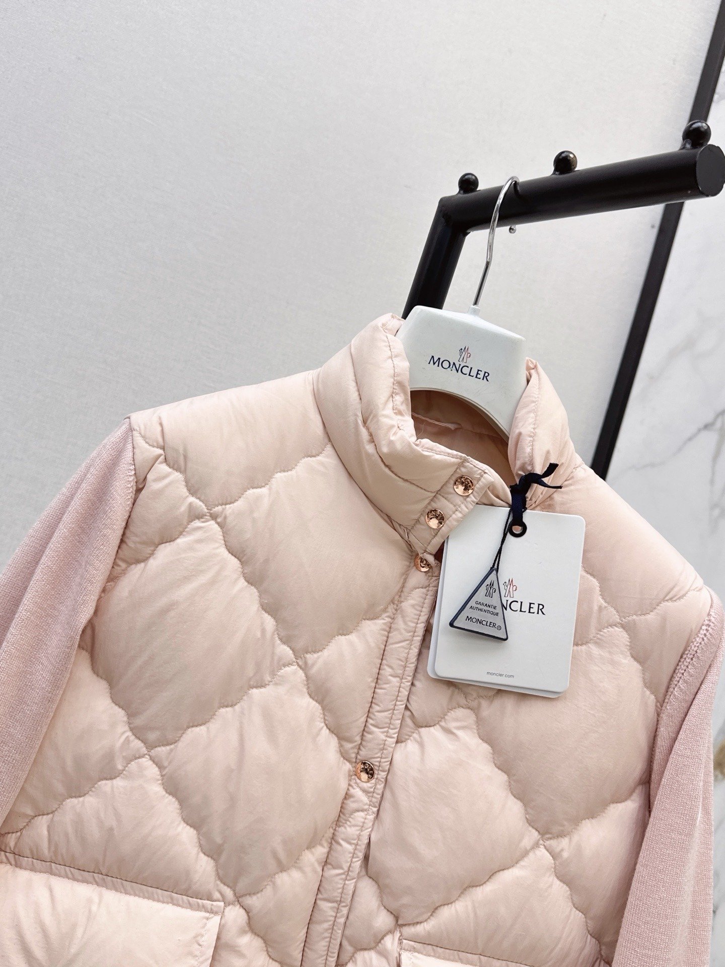 Burberry Veste hybride matelassée à losanges et manches maille EKD – court – Rose poudré – Femme
