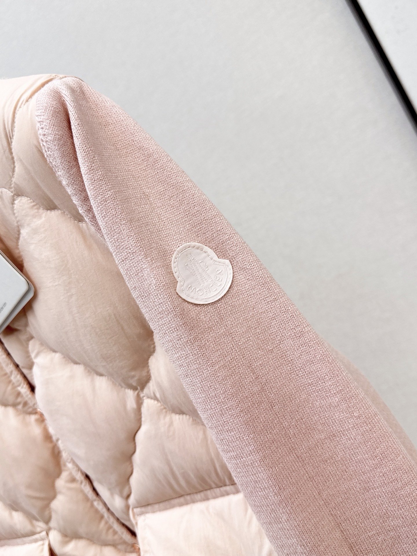 Burberry Veste hybride matelassée à losanges et manches maille EKD – court – Rose poudré – Femme