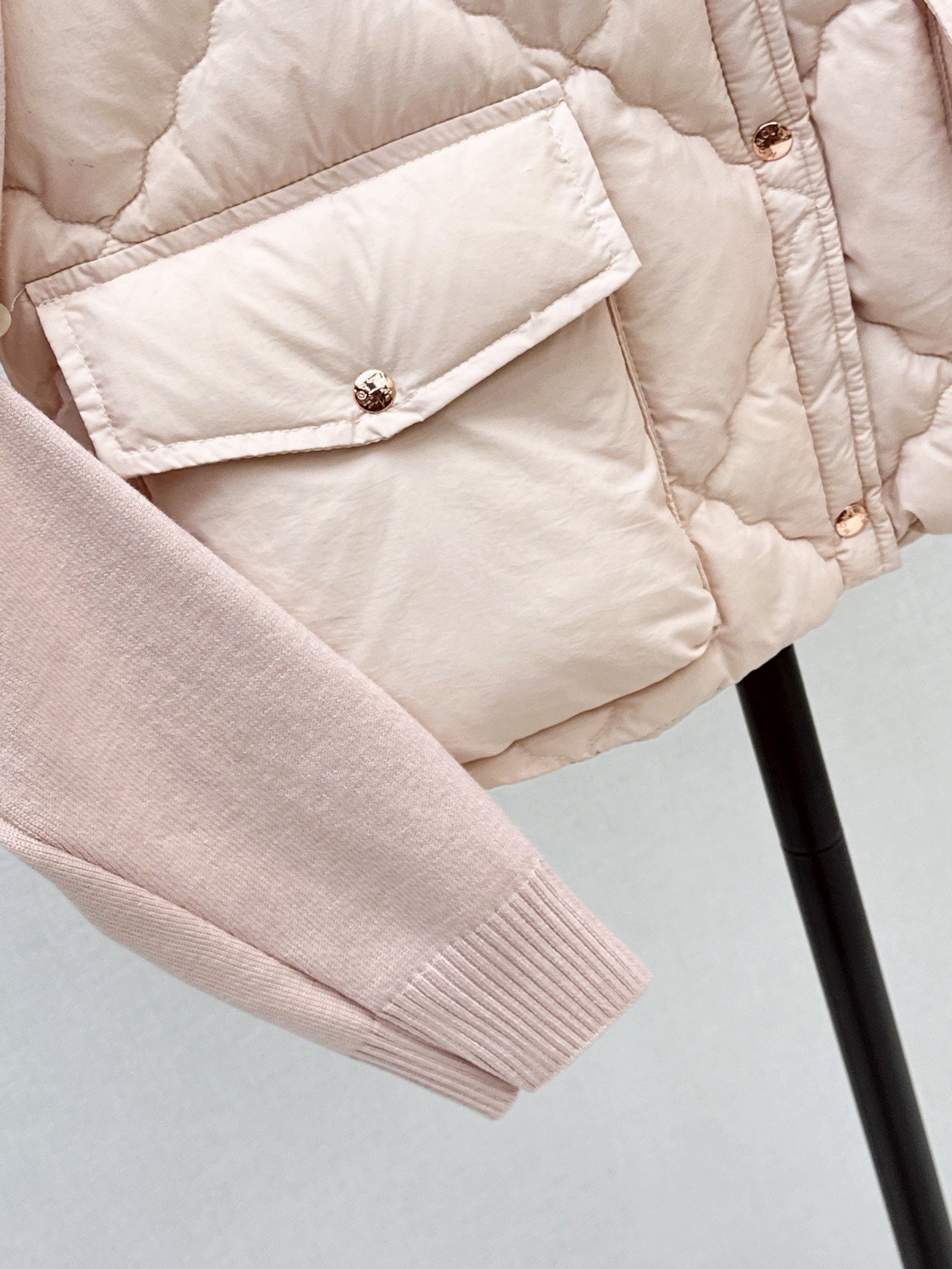 Burberry Veste hybride matelassée à losanges et manches maille EKD – court – Rose poudré – Femme