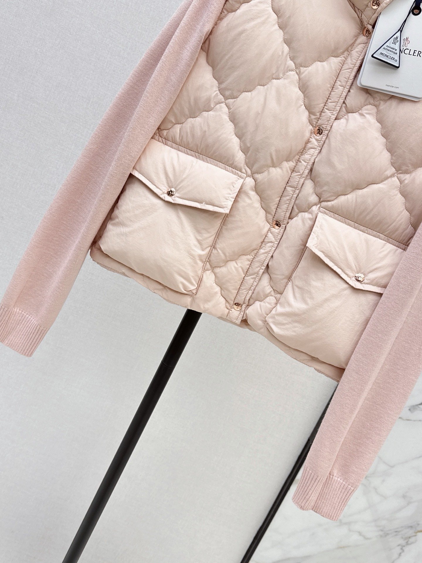 Burberry Veste hybride matelassée à losanges et manches maille EKD – court – Rose poudré – Femme