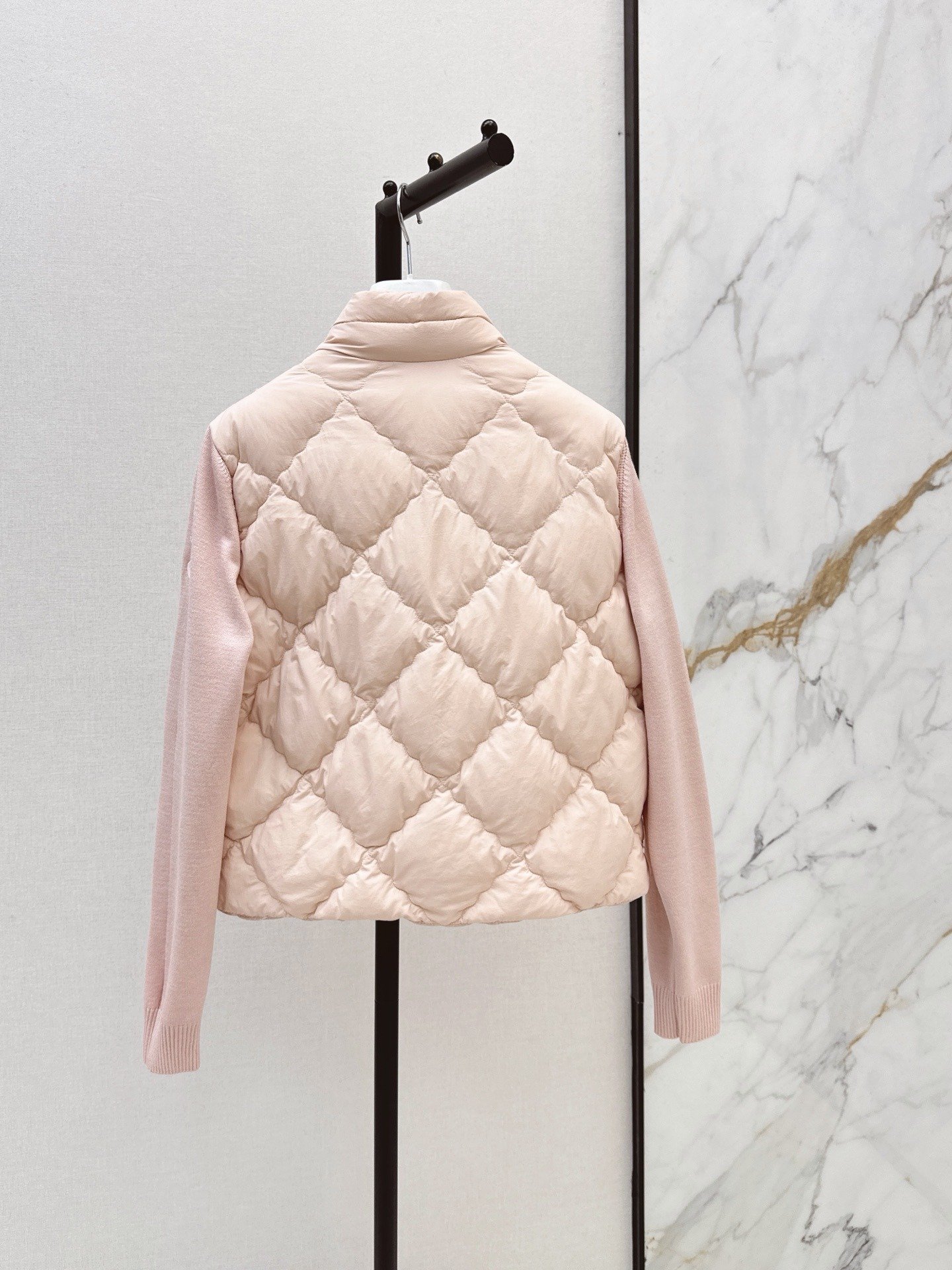 Burberry Veste hybride matelassée à losanges et manches maille EKD – court – Rose poudré – Femme