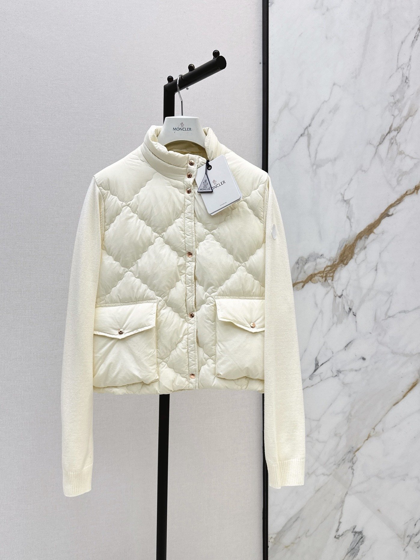 Burberry Veste hybride matelassée à poches poitrine et manches maille EKD – court – Noir, Ivoire – Plusieurs coloris…