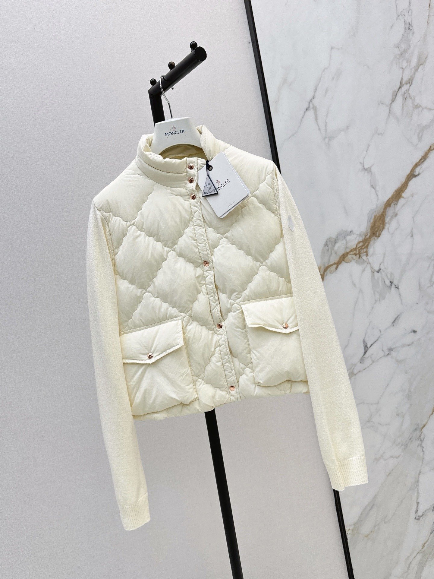 Burberry Veste hybride matelassée à poches poitrine et manches maille EKD – court – Noir, Ivoire – Plusieurs coloris…