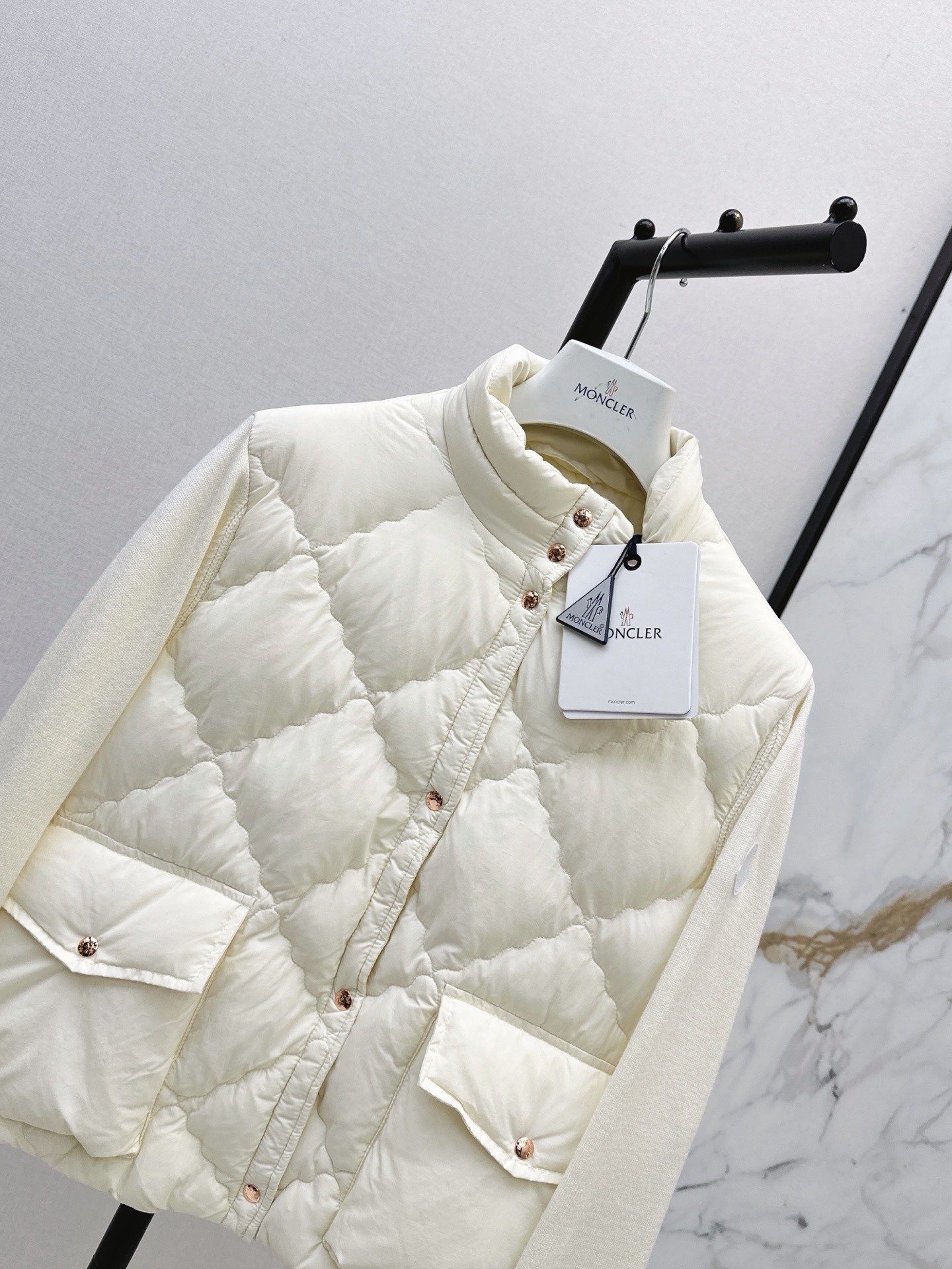 Burberry Veste hybride matelassée à poches poitrine et manches maille EKD – court – Noir, Ivoire – Plusieurs coloris…