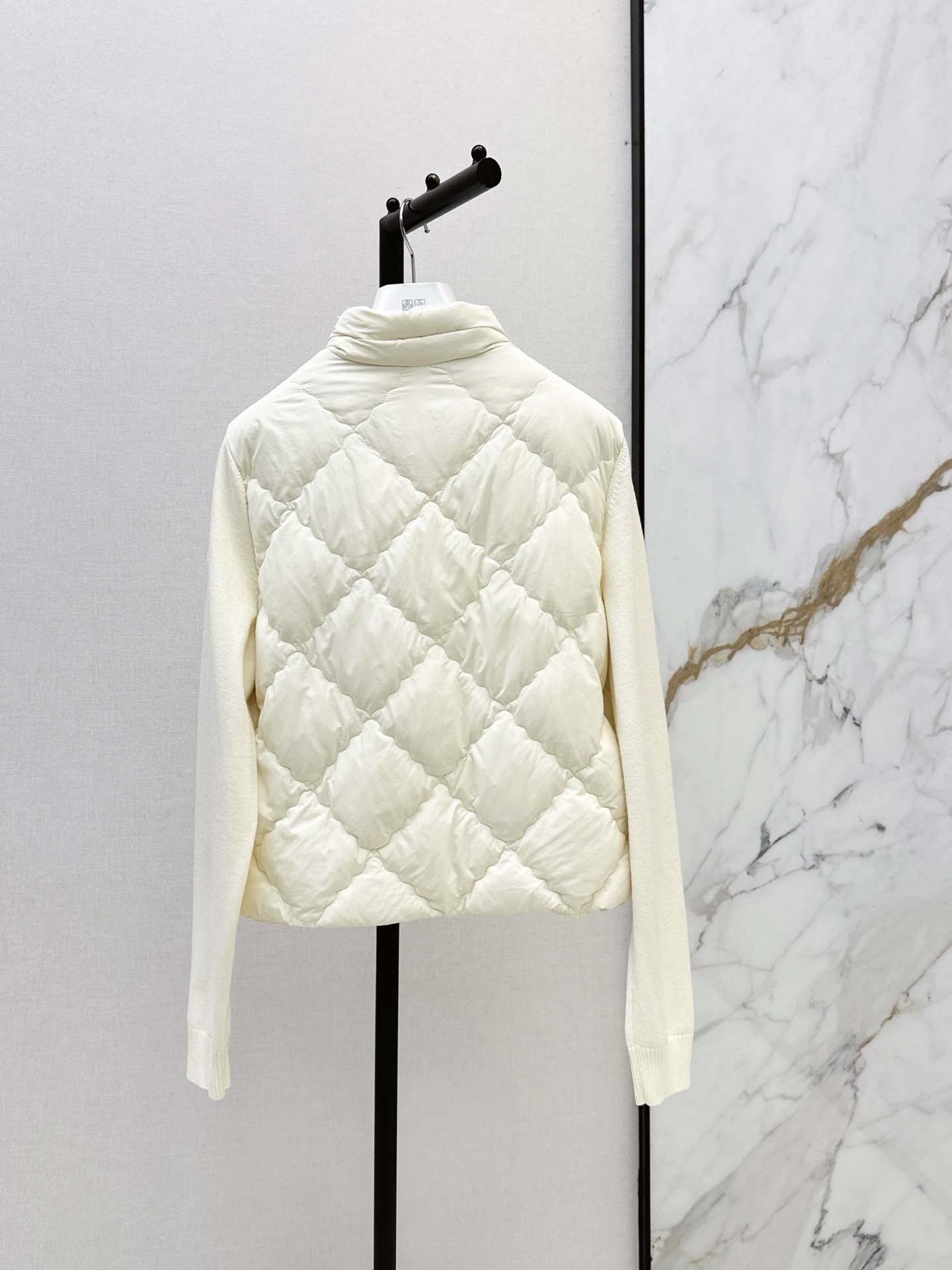 Burberry Veste hybride matelassée à poches poitrine et manches maille EKD – court – Noir, Ivoire – Plusieurs coloris…