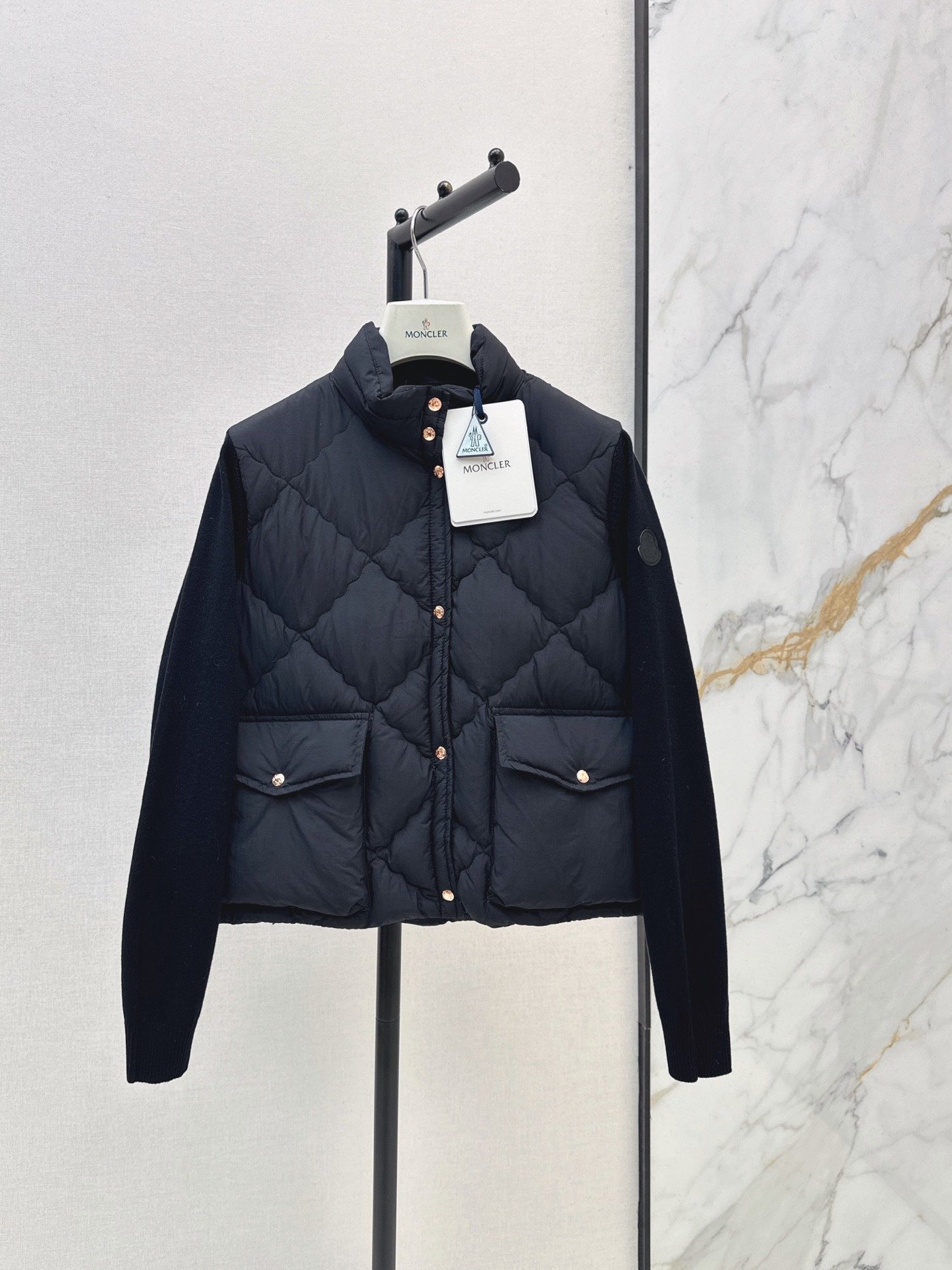 Burberry Veste hybride matelassée à poches poitrine et manches maille EKD – court – Noir, Ivoire – Plusieurs coloris…