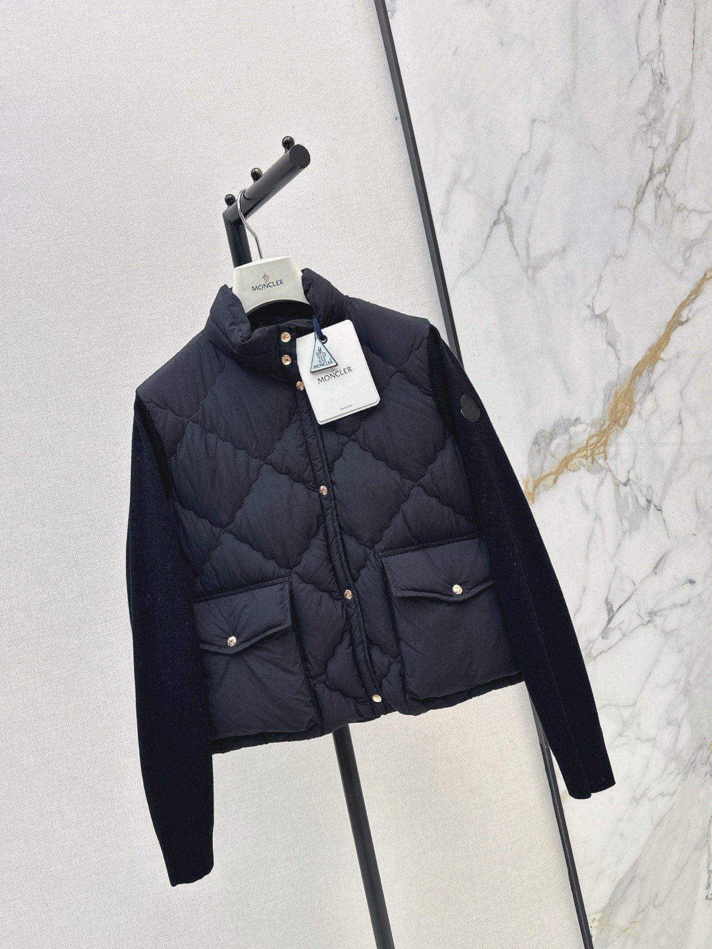 Burberry Veste hybride matelassée à poches poitrine et manches maille EKD – court – Noir, Ivoire – Plusieurs coloris…