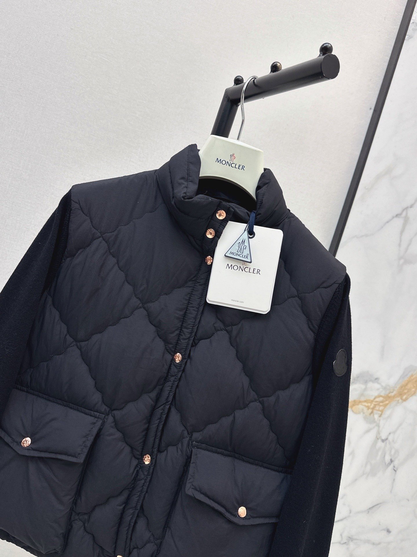 Burberry Veste hybride matelassée à poches poitrine et manches maille EKD – court – Noir, Ivoire – Plusieurs coloris…