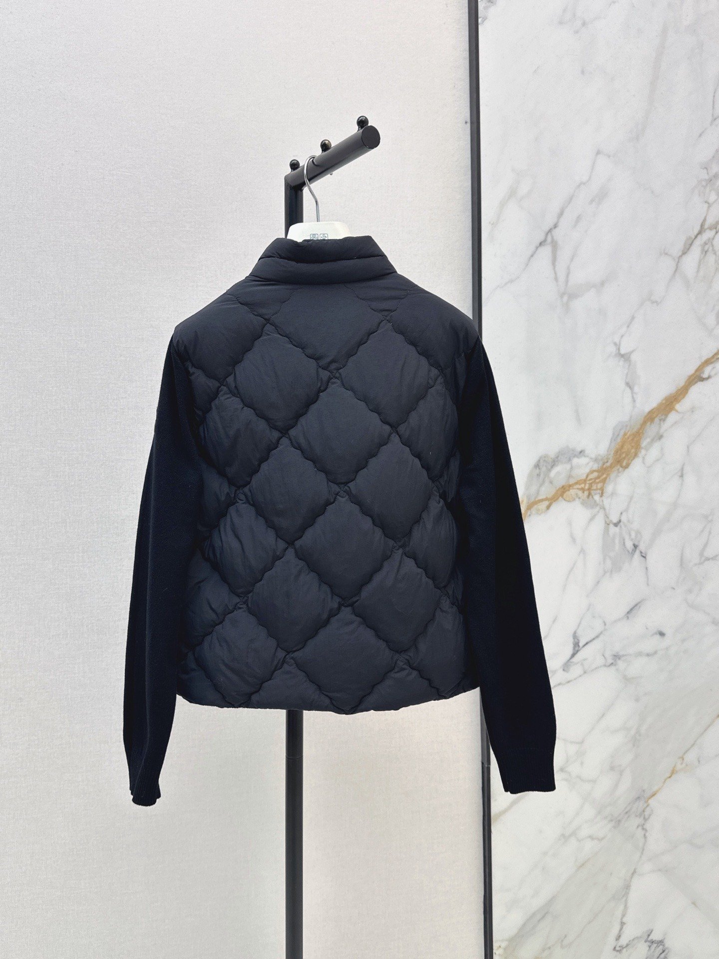 Burberry Veste hybride matelassée à poches poitrine et manches maille EKD – court – Noir, Ivoire – Plusieurs coloris…