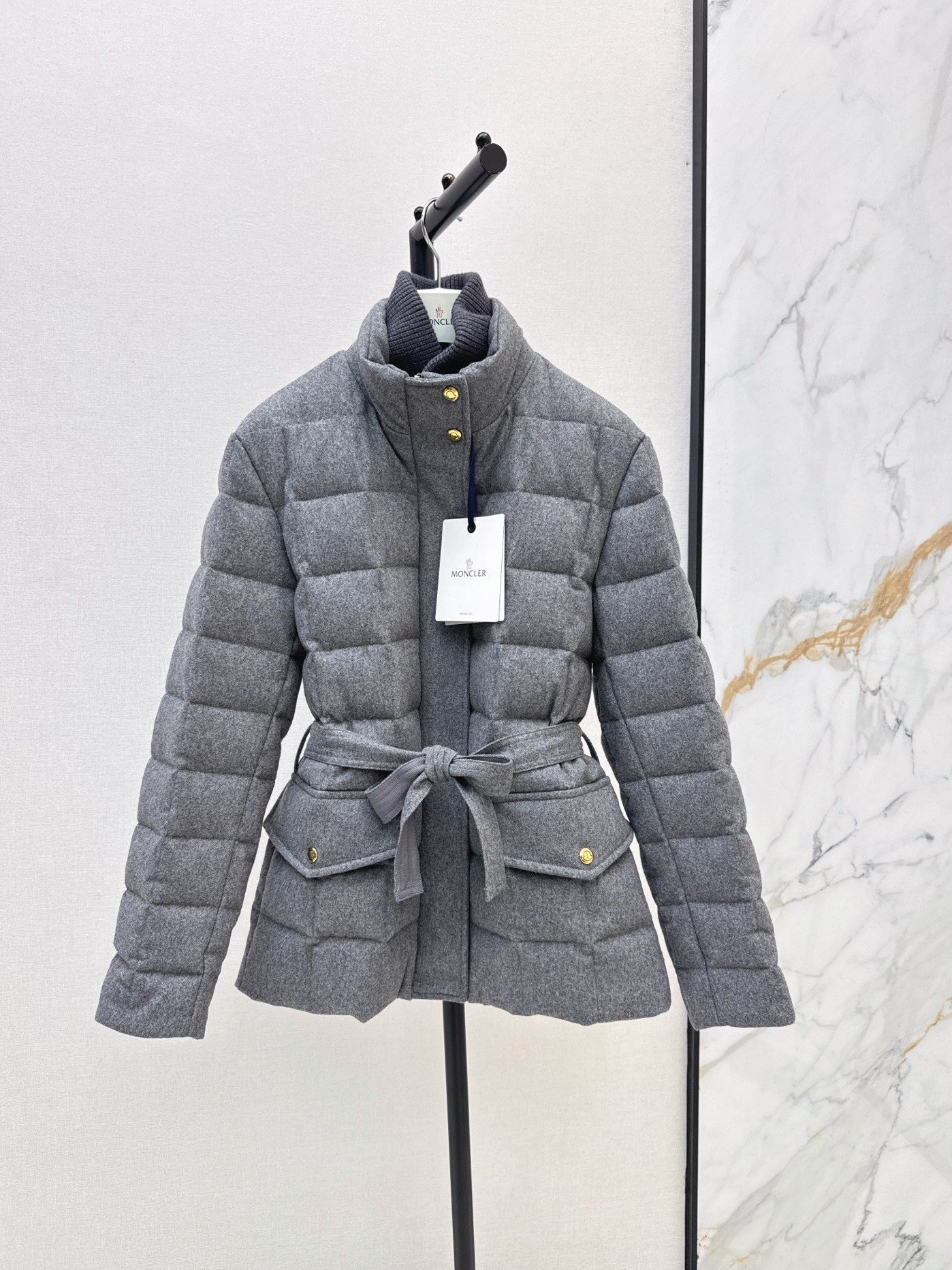 Moncler Diaphanes Hooded Short Down Jacket – court / ceinturé – Gris, Bleu marine – Plusieurs coloris disponibles – Femme