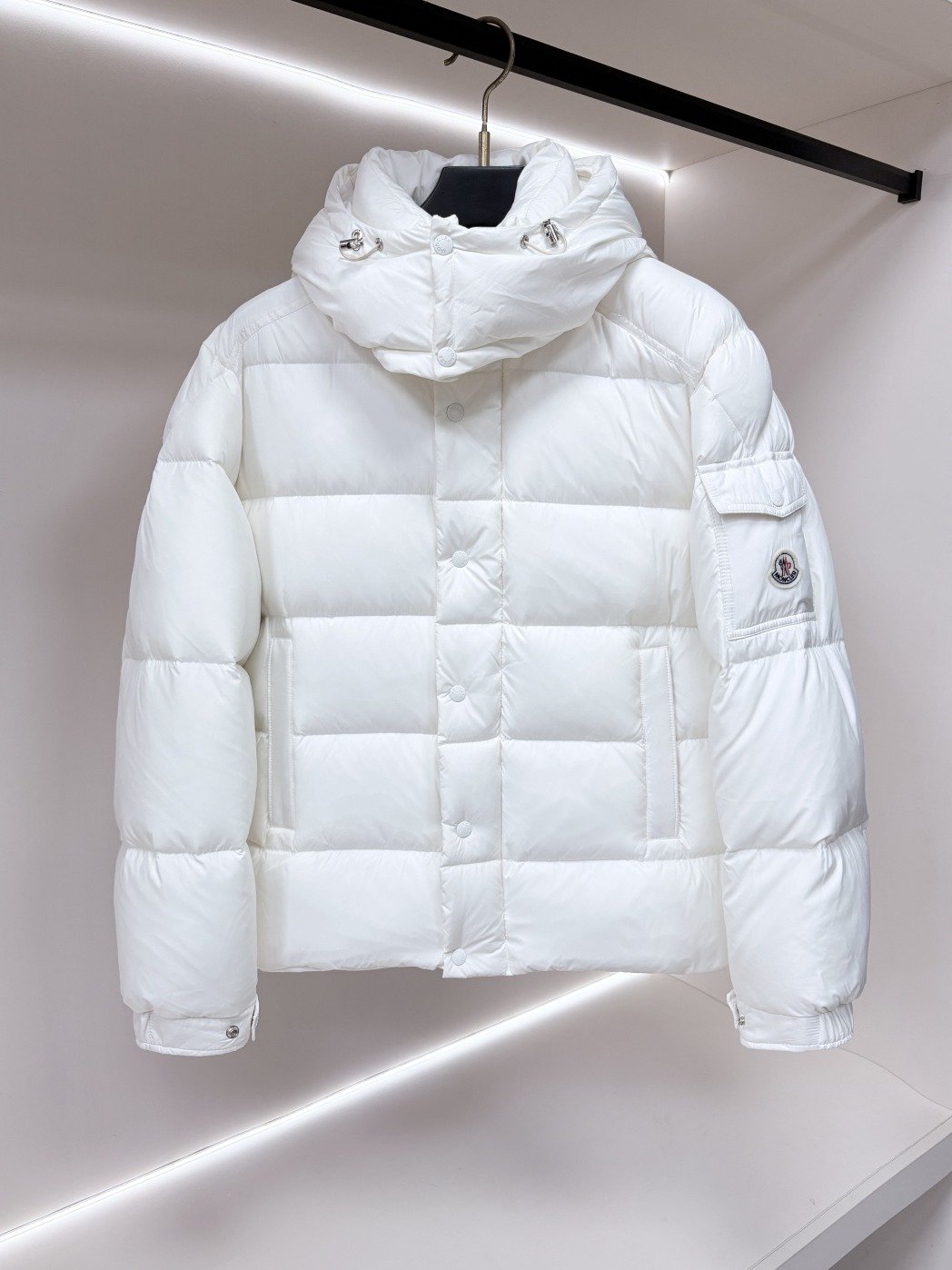 Moncler Doudoune courte à capuche avec poche logo sur manche – court – Blanc, Noir – Plusieurs coloris disponibles – Mixte