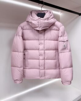 Moncler Doudoune courte à capuche avec poche logo sur manche – court – Rose poudré – Femme
