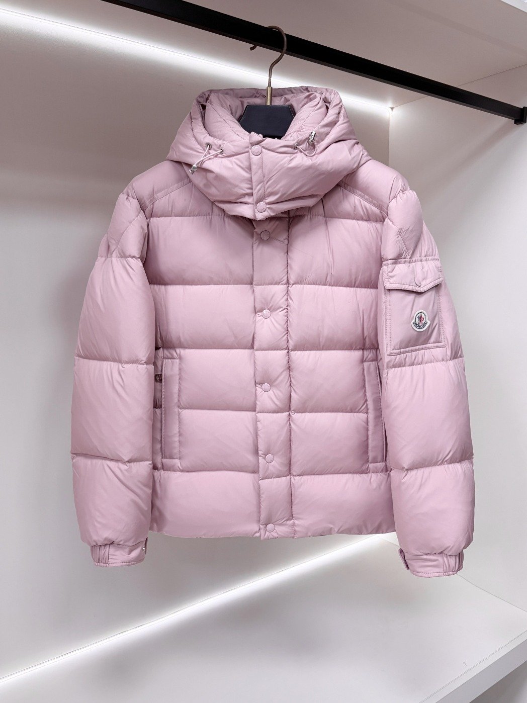 Moncler Doudoune courte à capuche avec poche logo sur manche – court – Rose poudré – Femme