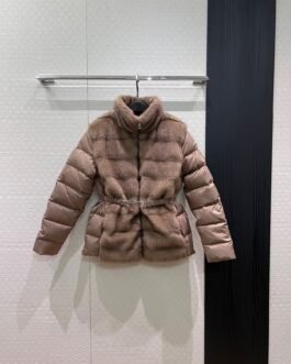Moncler Doudoune courte ceinturée à col enveloppant – court – Marron – Femme