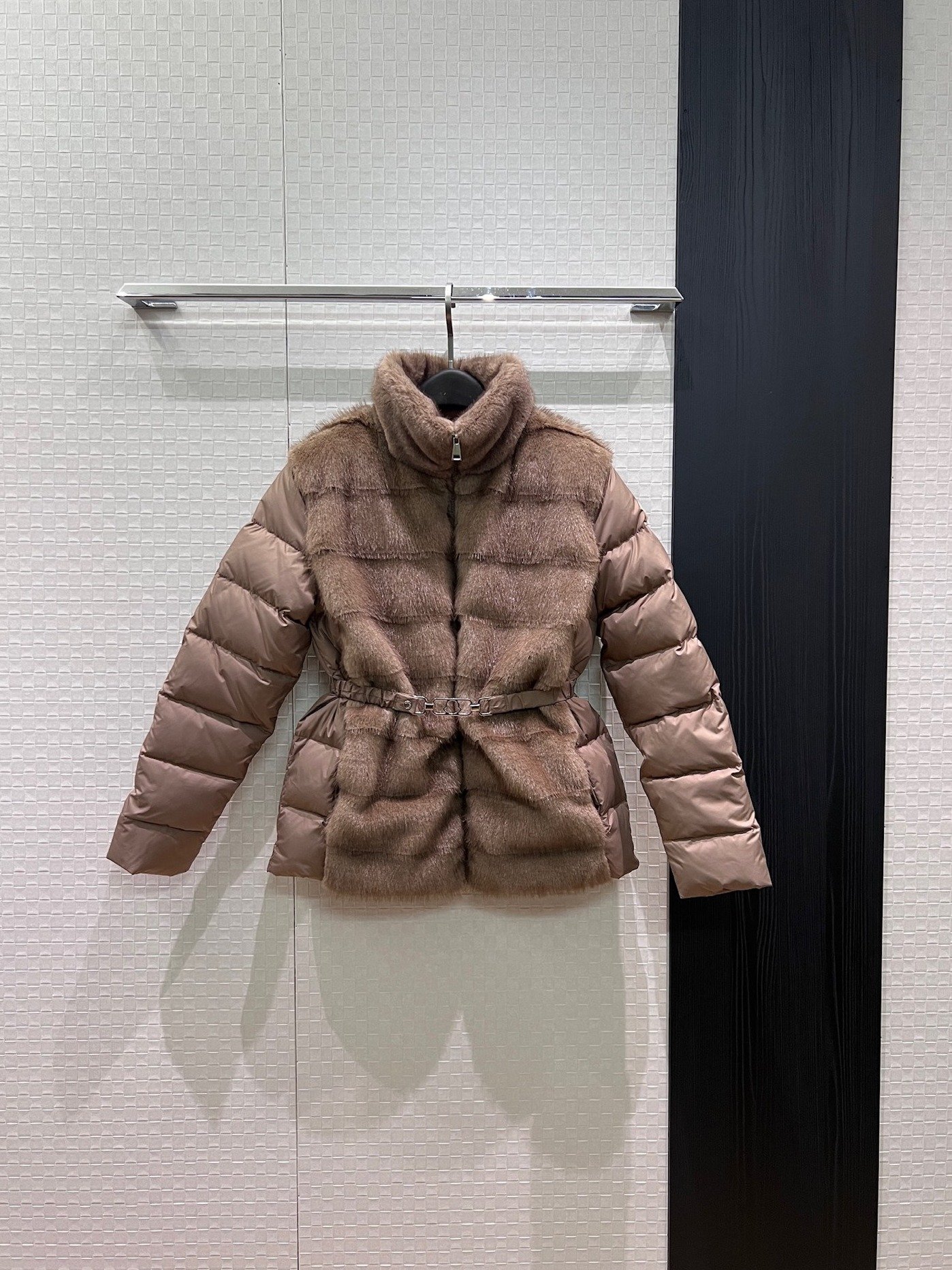Moncler Doudoune courte ceinturée à col enveloppant – court – Marron – Femme