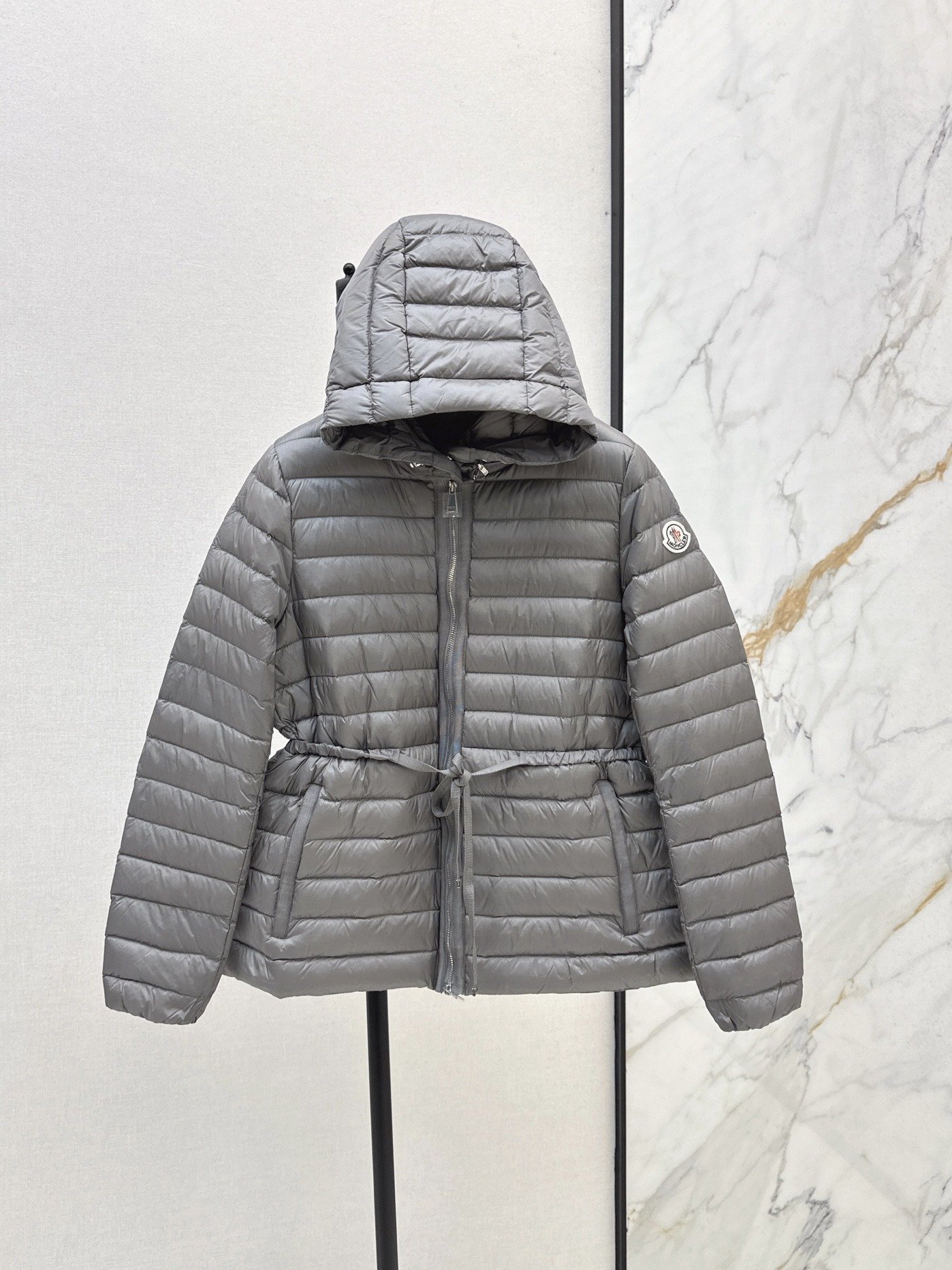 Moncler Doudoune courte légère à capuche et taille ajustée – court – Gris, Beige clair, Noir – Plusieurs coloris disponibles…