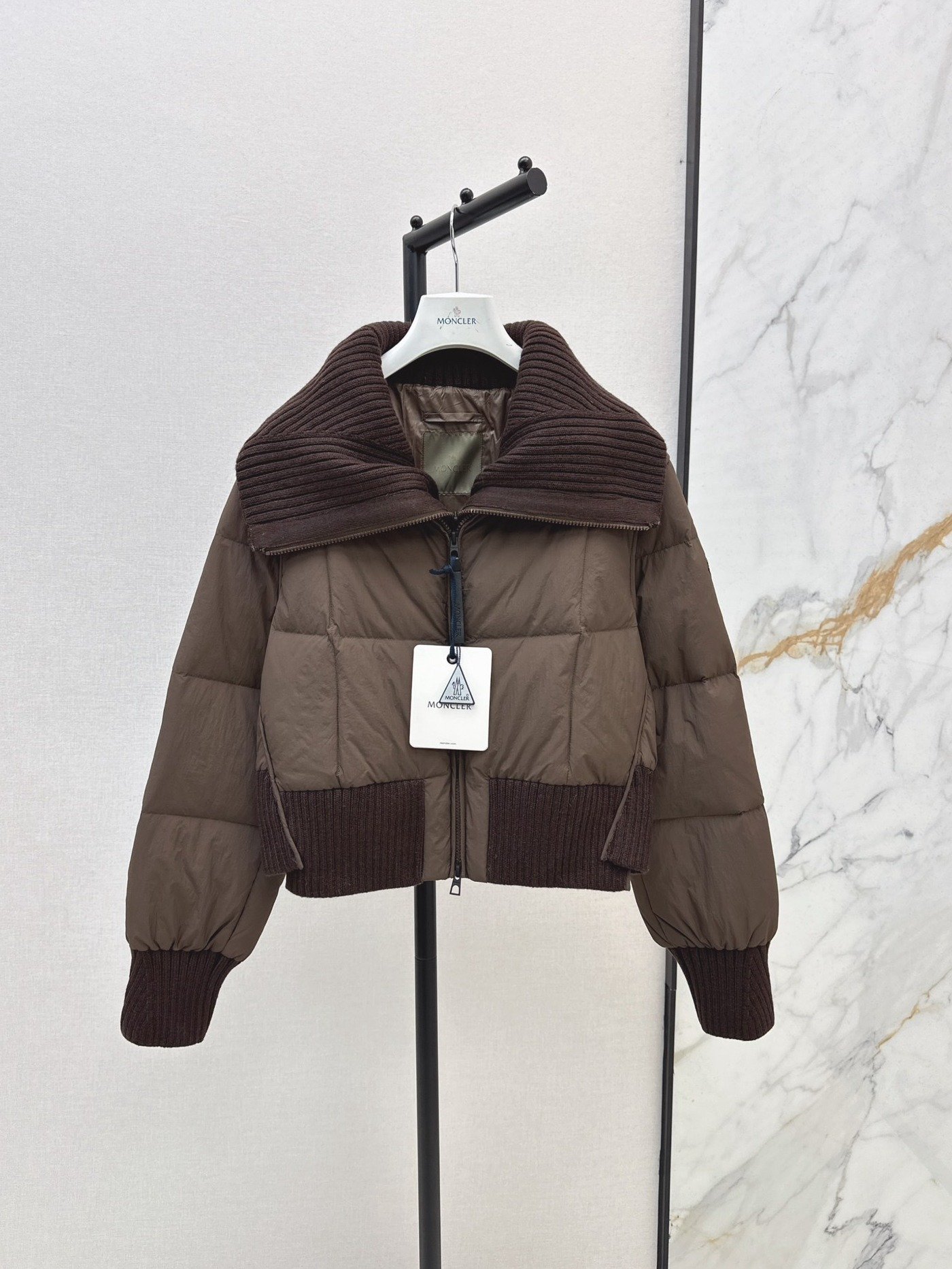 Moncler Doudoune cropped à maxi col côtelé et poignets maille – court / cropped – Marron chocolat, Ivoire, Noir – Plusieurs…