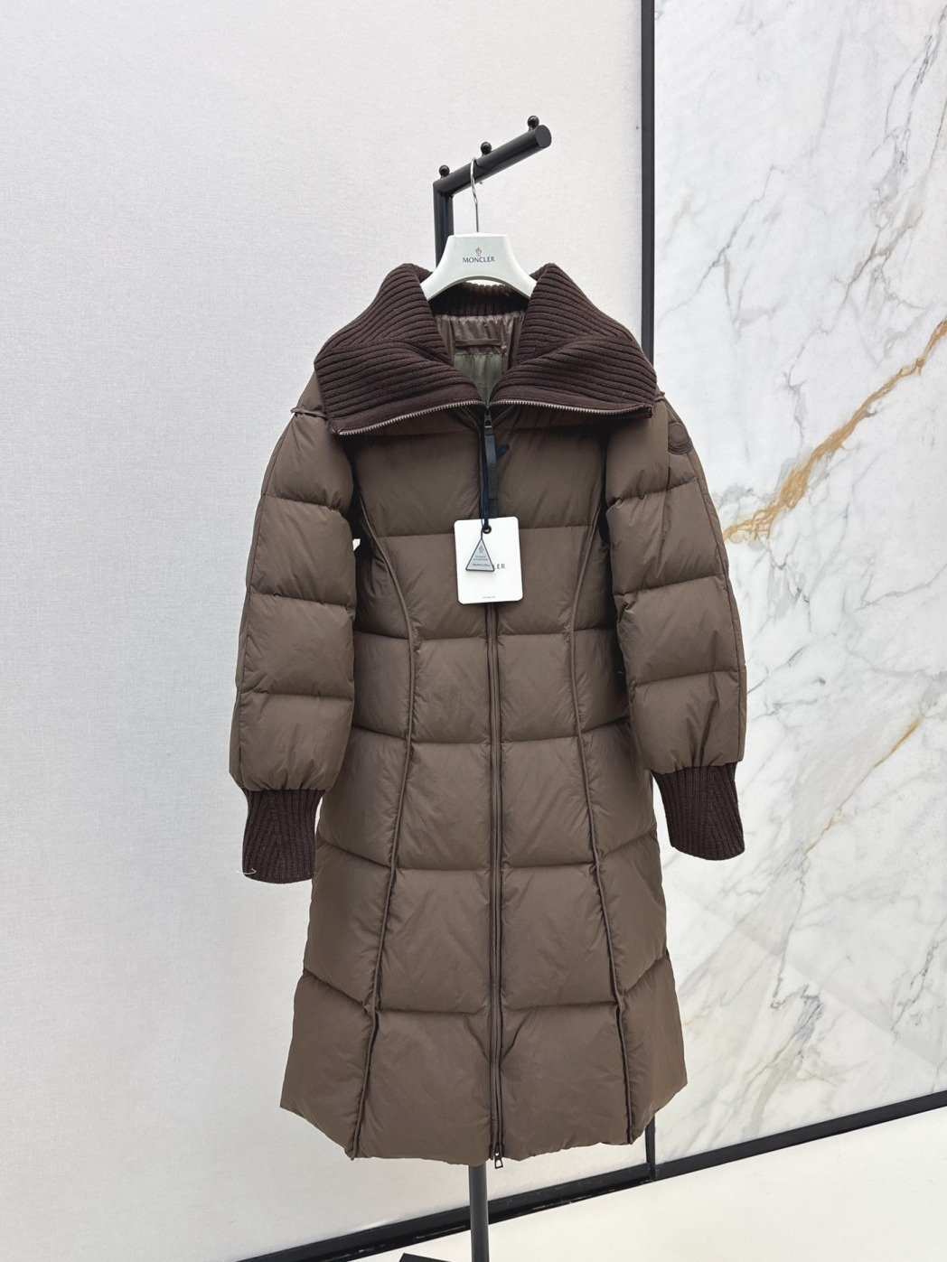 Moncler Doudoune longue à maxi col côtelé – long – Marron chocolat, Ivoire, Noir – Plusieurs coloris disponibles – Femme