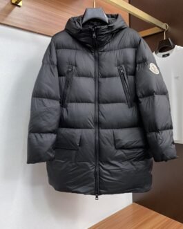 Moncler Doudoune longue matelassée à capuche – long – Noir – Femme