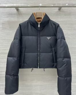 Prada Cropped Re-Nylon Down Jacket à doublure contrastante – court / cropped – Noir, Blanc – Plusieurs coloris disponibles…