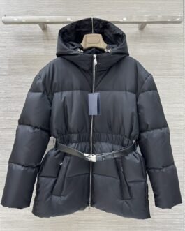 Prada Doudoune ceinturée à capuche et boucle logo – standard – Noir – Femme