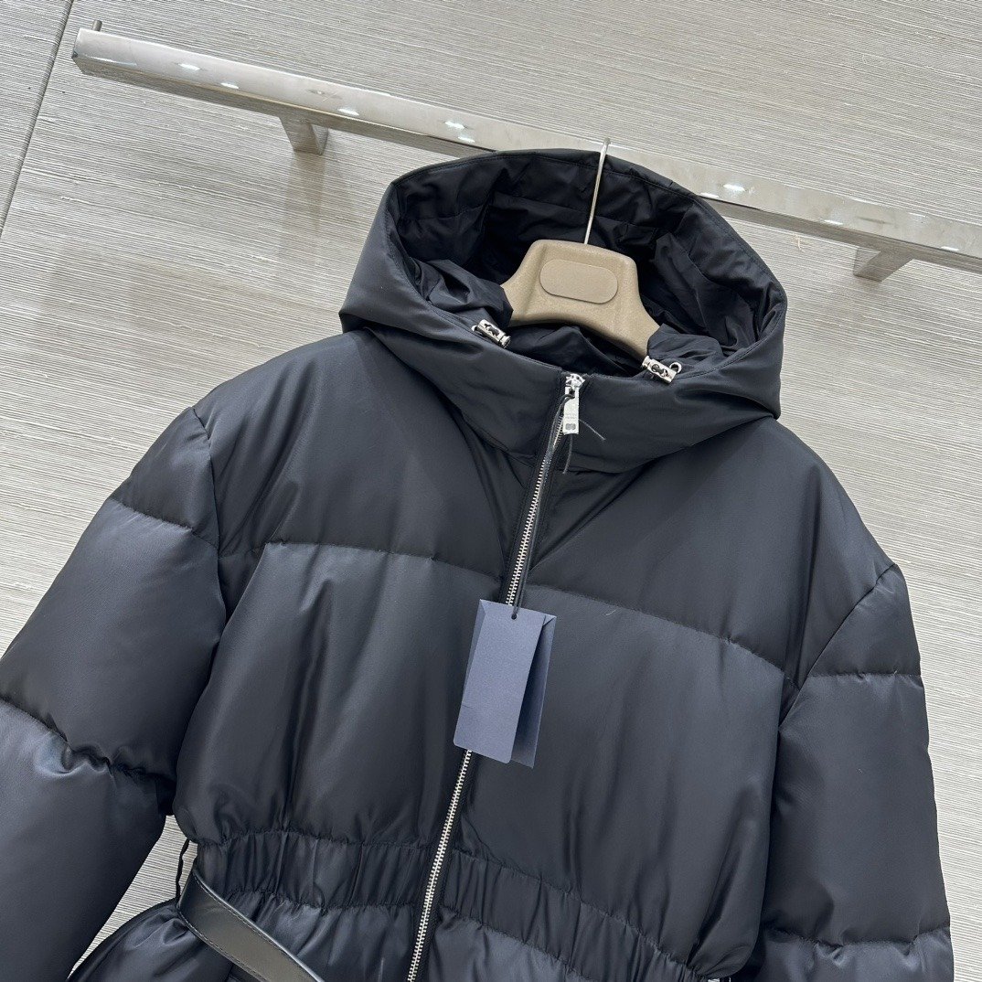 Prada Doudoune ceinturée à capuche et boucle logo – standard – Noir – Femme