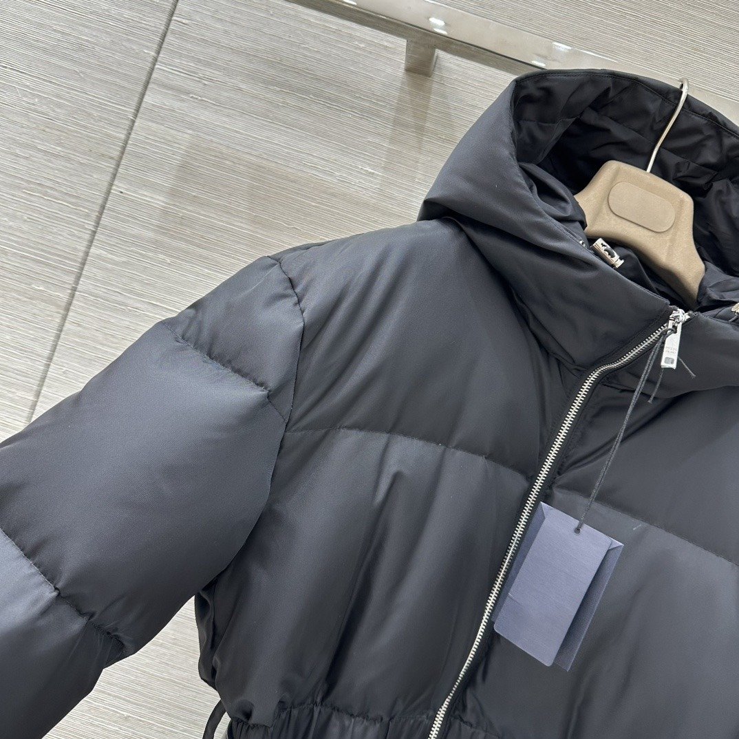 Prada Doudoune ceinturée à capuche et boucle logo – standard – Noir – Femme