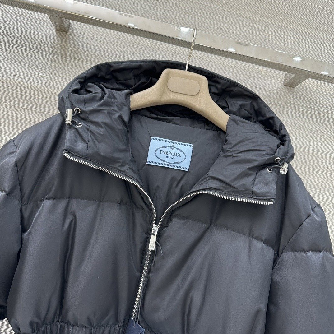 Prada Doudoune ceinturée à capuche et boucle logo – standard – Noir – Femme