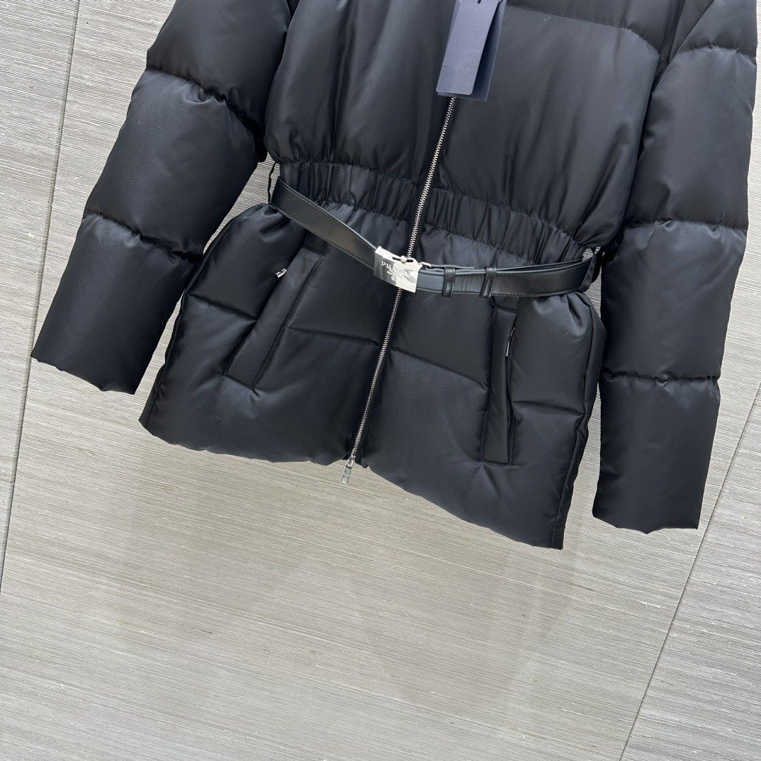 Prada Doudoune ceinturée à capuche et boucle logo – standard – Noir – Femme