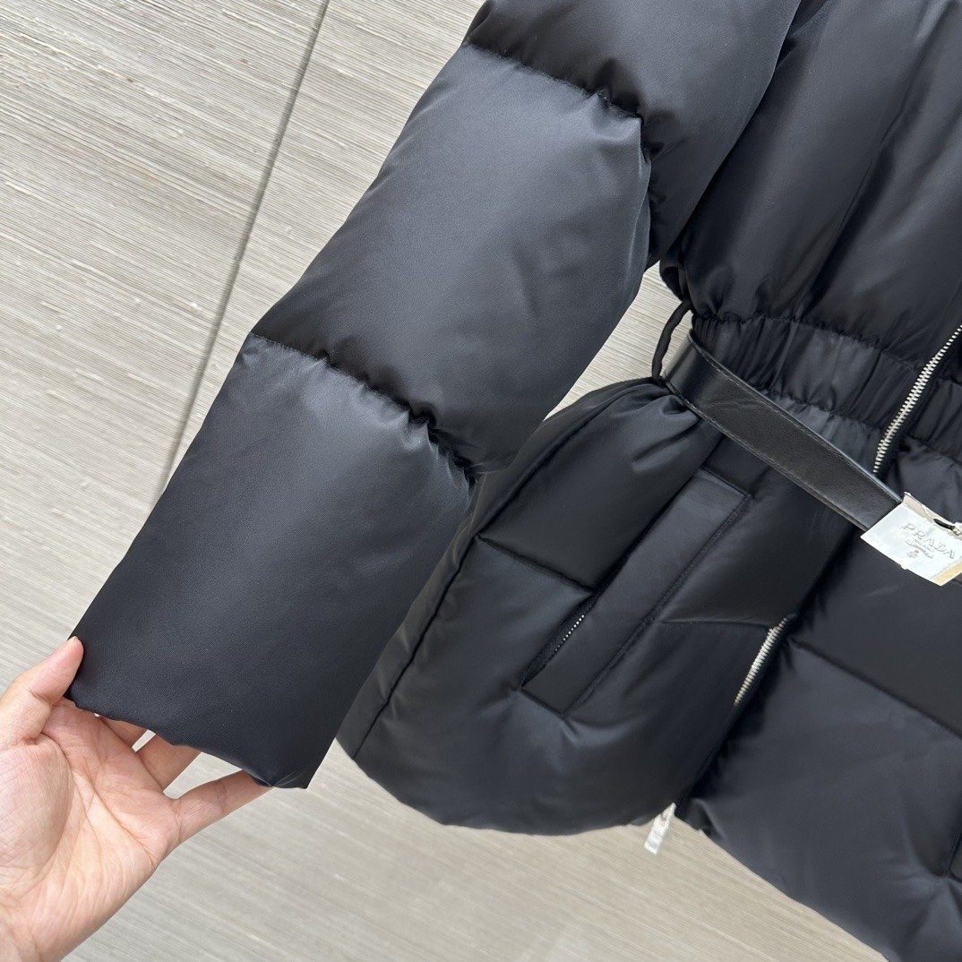 Prada Doudoune ceinturée à capuche et boucle logo – standard – Noir – Femme