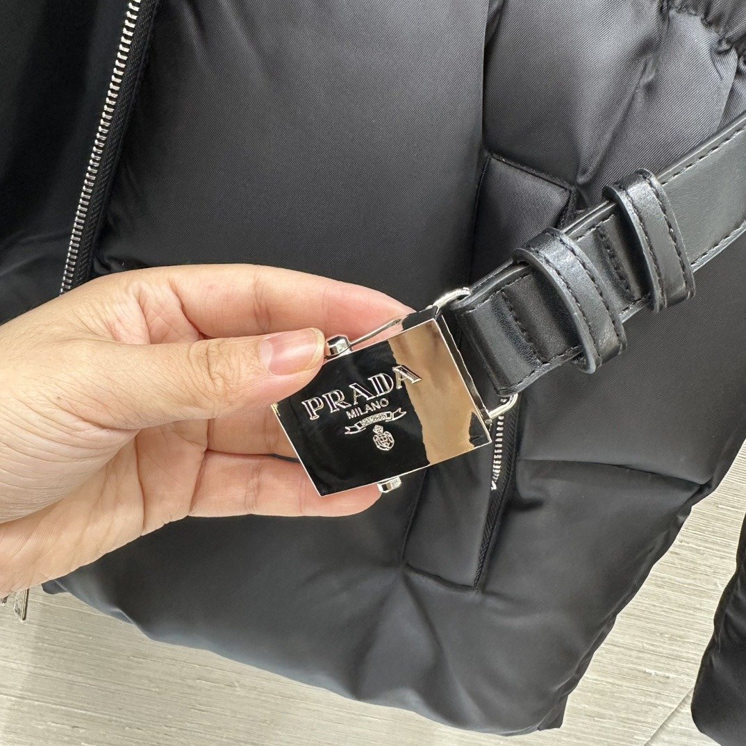 Prada Doudoune ceinturée à capuche et boucle logo – standard – Noir – Femme